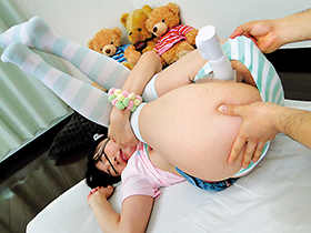 縞パンとニーハイは絶対脱いじゃダメだよ・・・ツインテール少●中出し性交4時間　サンプル画像02